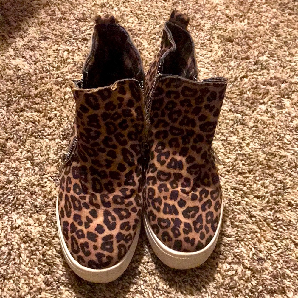 Leopard print shoe
